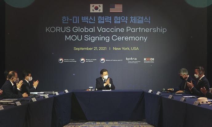 South Korean President Moon Jae-in (C) attends a signing ceremony for a South Korea-U.S. global vaccine partnership in New York on Sept. 21, 2021. (Yonhap)