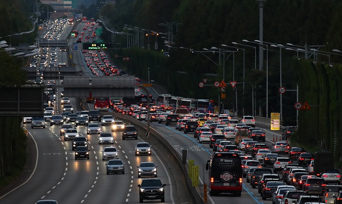 A major highway in southern Seoul is clogged on Sept. 22, 2021 as people were traveling back to Seoul on the last day of the Chuseok holiday. (Yonhap)
