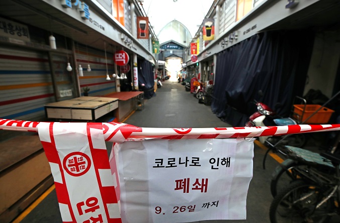 A traditional market in central Seoul is closed due to the outbreak of a cluster infection on Sept. 26, 2021. (Yonhap)