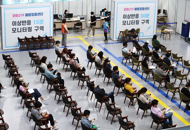 Citizens sit at a COVID-19 vaccination center in southwestern Seoul to be monitored for potential adverse reactions after receiving vaccinations on Sept. 27, 2021. (Yonhap)