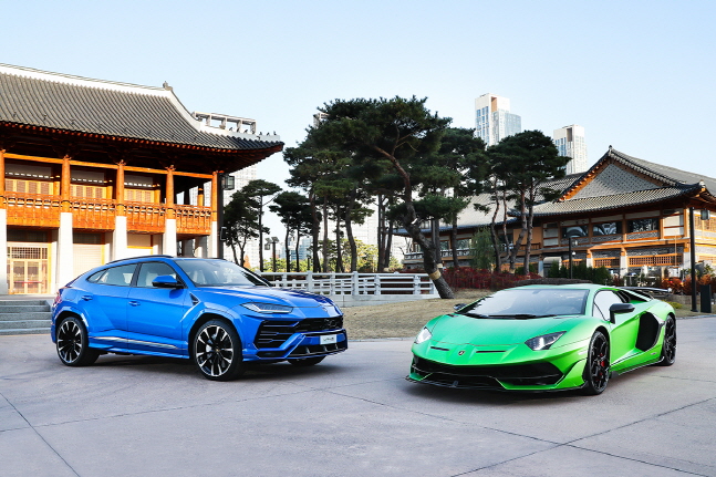 Lamborghini's super Urus SUV (L) and Aventador SVJ (Yonhap)