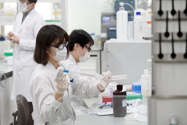 This photo shows a researcher of a pharmaceutical company in the city of Seongnam, Gyeonggi Province, conducting a test to develop new products. (Yonhap)