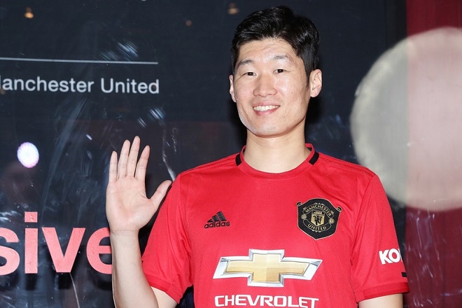 In this file photo from Jan. 17, 2020, ex-Manchester United midfielder Park Ji-sung poses for a photo as the club's promotional ambassador during a Kohler-Manchester United Global Partnership event at a convention hall in Seoul. (Yonhap)