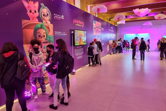 Brazilian visitors at the Pinkfong Wonderstar exhibition at the Korean cultural center in Sao Paulo, Brazil are seen in this photo taken on Oct. 5, 2019. (Yonhap)