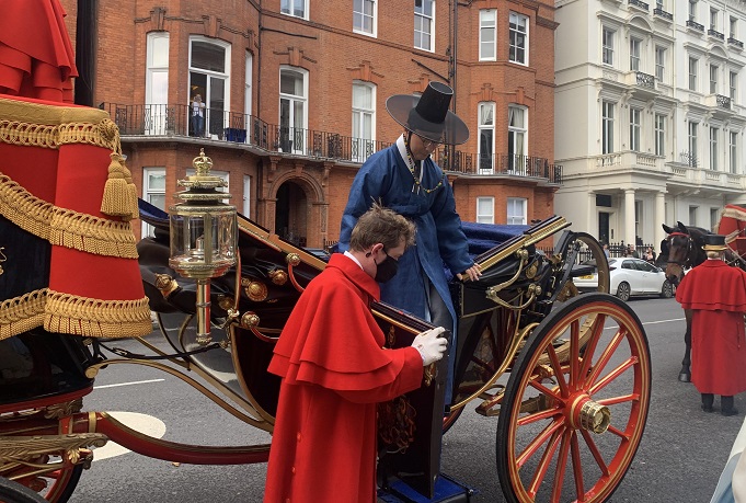 Newly Appointed Ambassador to Britain Submits Letter of Credence to the Queen, in Traditional Korean Robe