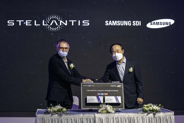 Samsung SDI CEO Jun Young-hyun (R) shakes hands with Stellantis CEO Carlos Tavares in this photo provided by Samsung SDI, on Oct. 27, 2021.