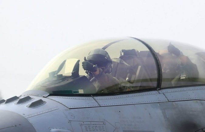 South Korean pilots aboard an F-16 fighter give the thumbs-up at an air base in the city of Cheongju, central South Korea, on Sept. 7, 2017, as the Air Force conducts a week-long air combat exercise to practice readiness against possible provocations from North Korea and counterattack operations. (Yonhap)