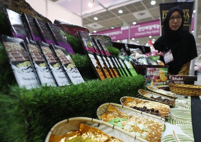 A halal food fair is under way at COEX in Seoul on Aug. 16, 2018. Halal food is prepared in accordance with Islamic Sharia law. (Yonhap)