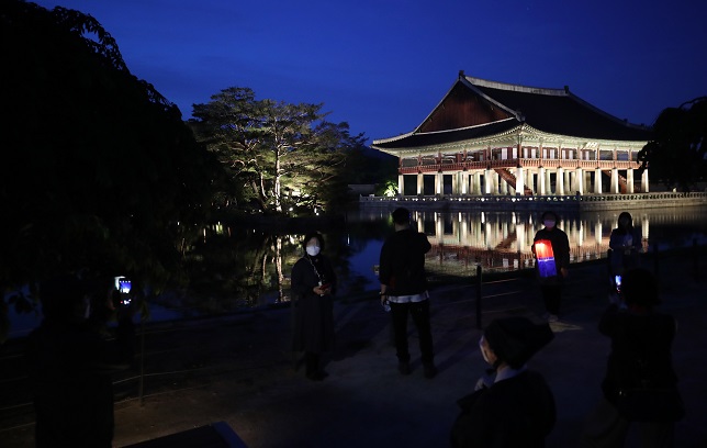 Visitors look around Gyeongbok Palace in central Seoul on May 27, 2020, as popular nighttime tours of royal palaces in the capital resumed after months of suspension due to the novel coronavirus outbreak. (Yonhap)