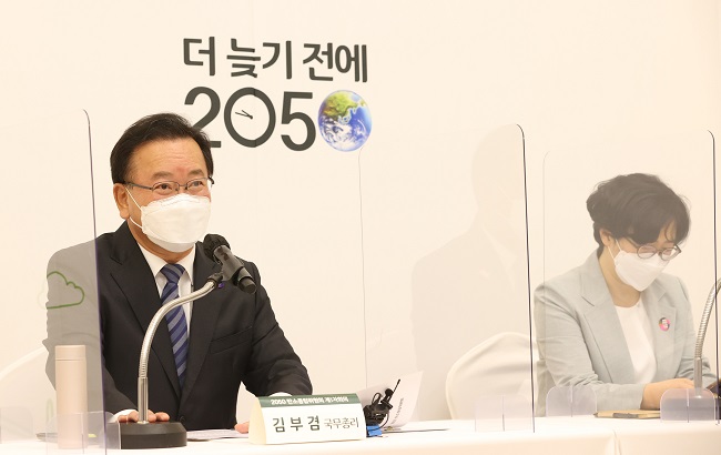 This photo taken on May 29, 2021, shows Prime Minister Kim Boo-kyum (L) speaking at a carbon neutrality committee meeting in Seoul. (Yonhap)