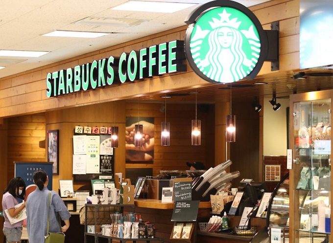 This photo taken July 27, 2021, shows an outlet of Starbucks Coffee Korea, the leading coffee franchise in South Korea, in Seoul. (Yonhap)