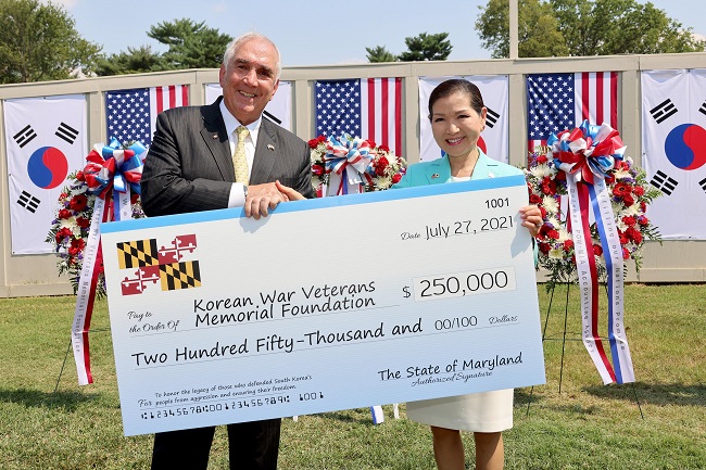 Yumi Hogan (R), the Korean-American wife of Maryland Gov. Larry Hogan, poses with John Tilelli, head of the Korean War Veterans Memorial Foundation, during a ceremony to donate US$250,000 to set up the Wall of Remembrance at the Korean War Veterans Memorial in Washington on July 27, 2021, in this photo provided by the governor's office.