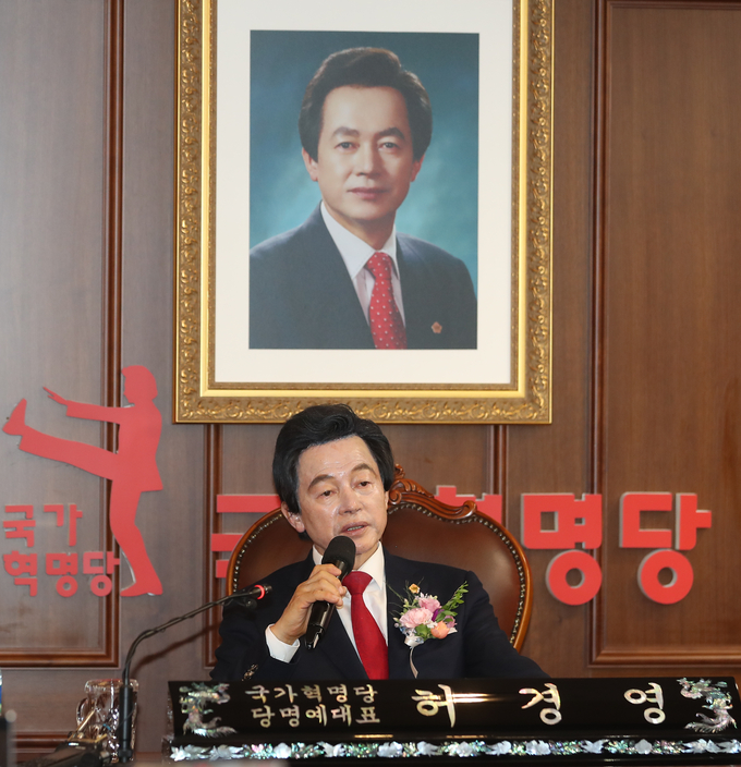 Huh Kyung-young, chief of the National Revolutionary Party that he has established, speaks during a press conference at the party's headquarters in Seoul on Aug. 10, 2021, to announce that he will declare his intention on Aug. 18 to run in next year's presidential election. Huh made unsuccessful bids for the presidency in 1997 and 2007 before losing the April 7 Seoul mayoral by-election. (Yonhap)
