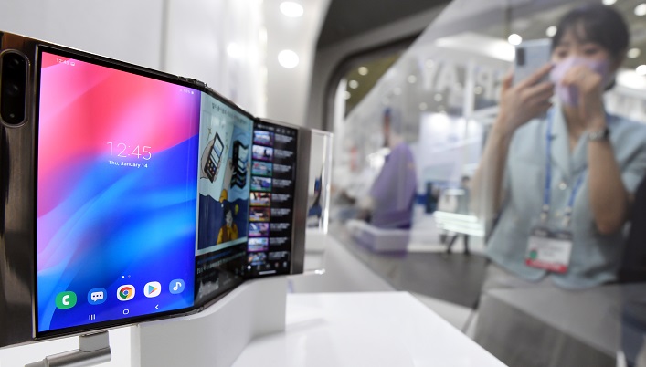 This file photo taken on Aug. 25, 2021, shows Samsung Display's foldable smartphone panel displayed at the company's booth at an exhibition in Seoul. (Yonhap)