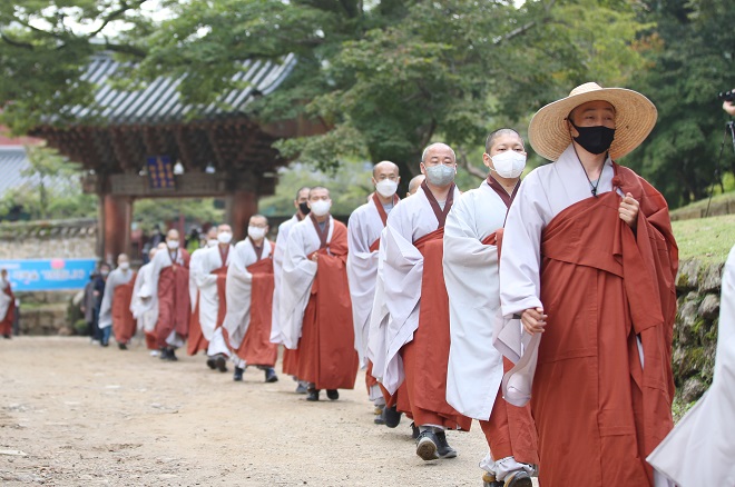 423-kilometer Buddhist Pilgrimage Begins