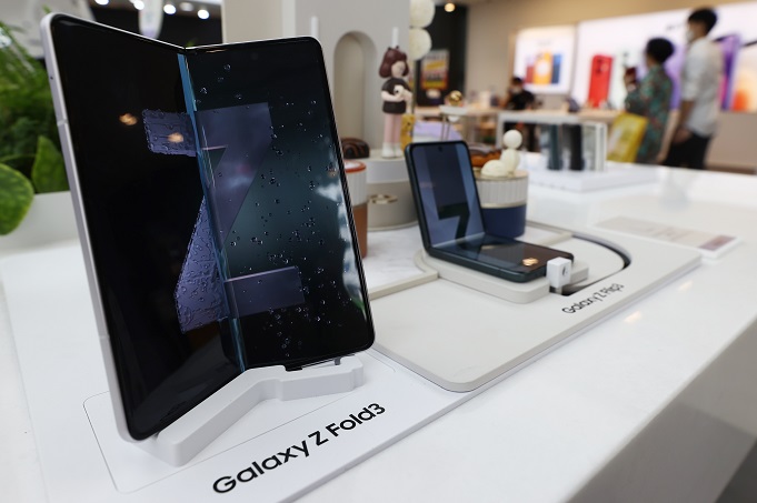 This photo taken on Oct. 1, 2021, shows Samsung Electronics Co.'s Galaxy Z Fold3 and Galaxy Z Flip3 foldable smartphones on display at a shop in Seoul. (Yonhap)