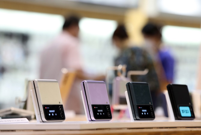 This file photo taken Oct. 5, 2021, shows Samsung Electronics Co.'s Galaxy Z Flip3 smartphones displayed at a store in Seoul. (Yonhap)