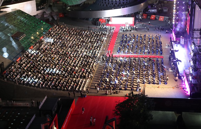 Stars Return to Red Carpet as Busan Film Fest Opens in Near Normal