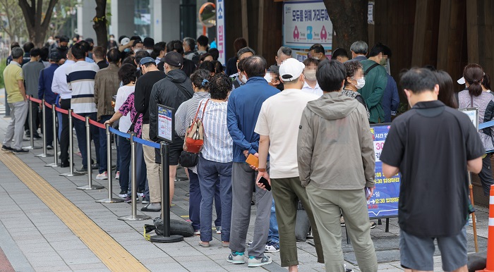 This photo taken on Oct. 8, 2021, shows people waiting to receive COVID-19 tests at a makeshift clinic in Seoul. (Yonhap)