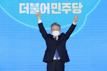 Gyeonggi Gov. Lee Named Presidential Candidate for Ruling Party amid Swirling Corruption Scandal