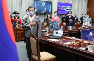 President Moon, Clad in Hanbok, Presides over Cabinet Meeting