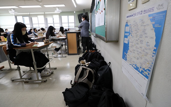 High-school seniors take an academic evaluation test at a school in Daejeon on Oct. 12, 2021. (Yonhap)