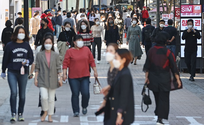 Poll Says 3 in 4 Koreans Support Shift to ‘Living with COVID-19′