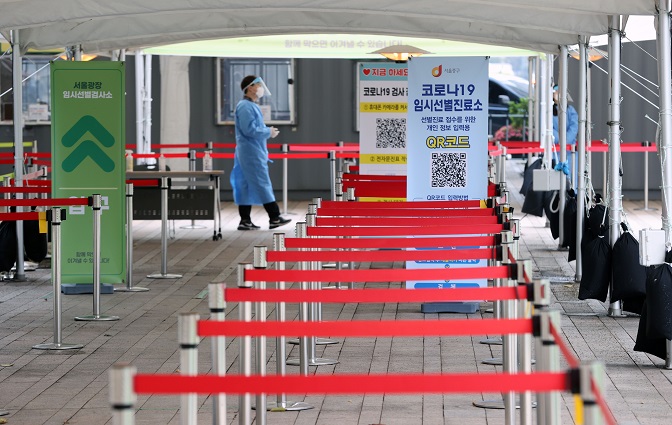 A testing station near Seoul City Hall is almost empty in this photo on Oct. 19, 2021, amid the country's rising vaccination rate that the authorities say is starting to slow down the spread of the virus. (Yonhap)