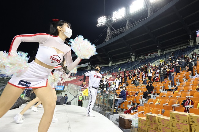 Back Where They Belong: KBO Fans Return to Stadium for Reg. Season Stretch Drive