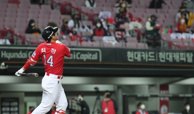 Choi Jeong of the SSG Landers hits his 400th career home run against the Kia Tigers in the top of the fourth inning of a Korea Baseball Organization regular season game at Gwangju-Kia Champions Field in Gwangju, 330 kilometers south of Seoul, on Oct. 19, 2021. (Yonhap)
