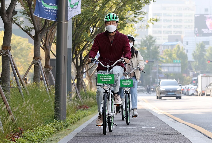 Seoul Mayor Oh Se-hoon uses Seoul Bike, the capital city's public bicycle system, in Seoul on Oct. 22, 2021. (Yonhap)
