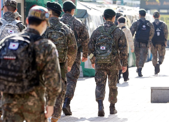Soldiers walk outside a bus terminal in eastern Seoul on Oct. 25, 2021. (Yonhap)