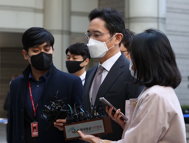 Samsung Group heir Lee Jae-yong (C) heads to the Seoul Central District Court on Oct. 26, 2021, on a ruling over a medication case. (Yonhap)