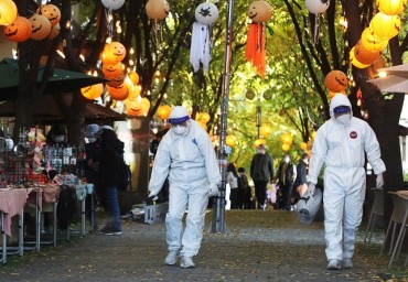 Gov’t Adjusts Start Time of Eased Virus Curbs to Deter All-night Halloween Parties