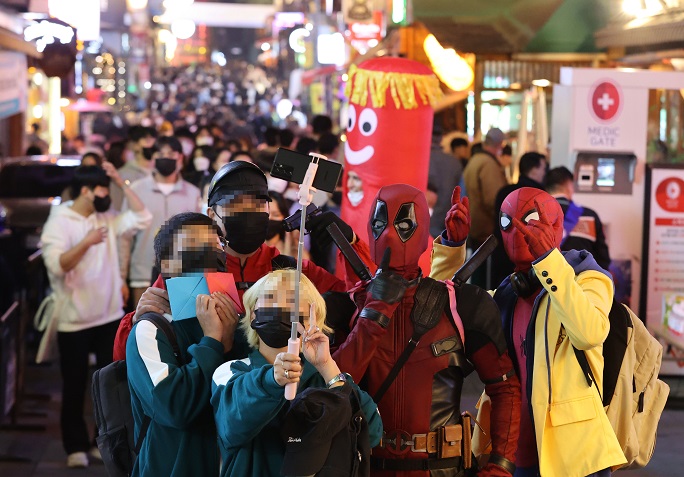 A street in Itaewon, a popular nightlife district in Seoul, is crowded with people on Oct. 29, 2021, two days before Halloween, as South Korea is set to gradually ease COVID-19 restrictions and return to normalcy. (Yonhap)