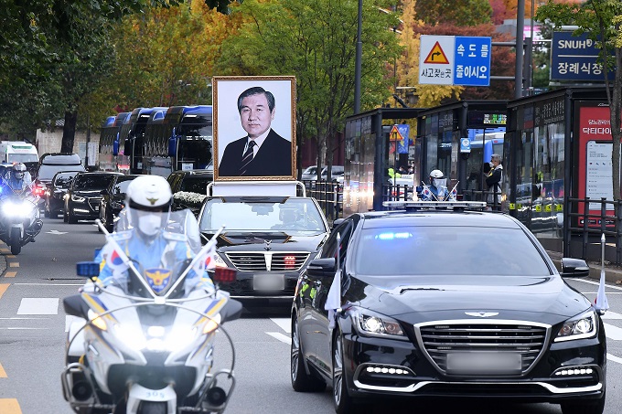 A funeral procession for late former President Roh Tae-woo heads to his Seoul residence to make a stop before going to the funeral ceremony at Olympic Park on the last day of the five-day state funeral, on Oct. 30, 2021. Roh, who led the country from 1988-93, died Tuesday of chronic illnesses at age 88. (pool photo) (Yonhap)