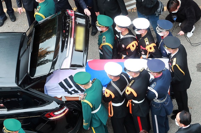 An honor guard carries the coffin carrying the body of late former President Roh Tae-woo as the funeral ceremony began on the last day of the five-day state funeral, in this pool photo on Oct. 30, 2021. (Yonhap)