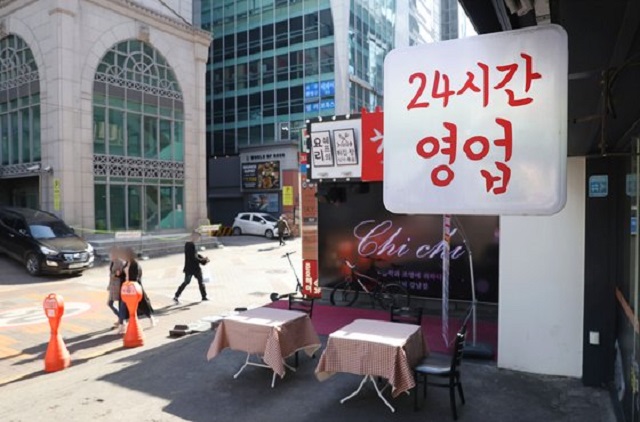 A sign advertising 24-hour operations is displayed at a restaurant in Seoul on Oct. 29, 2021. (Yonhap)