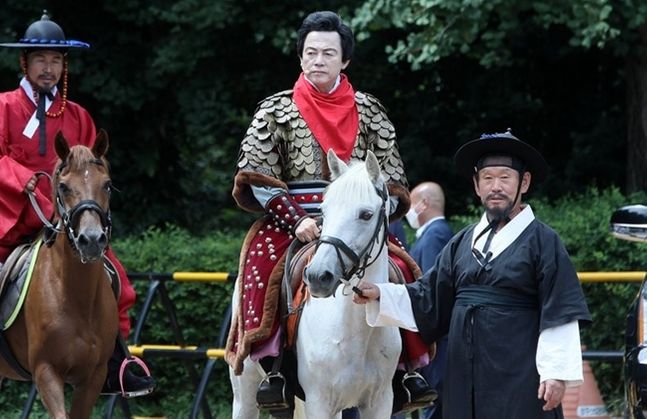 Huh Kyung-young shows up in a traditional suit of armor and on horseback to declare his third presidential bid at Haengju Fortress in Goyang, northwest of Seoul, on Aug. 18, 2021. (Yonhap)