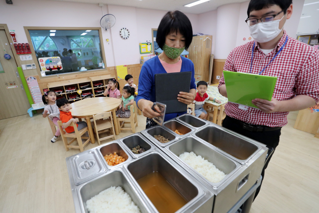 Municipal officials check foodstuff at a childcare center in Gwangju on Jun. 30, 2020. (Yonhap)