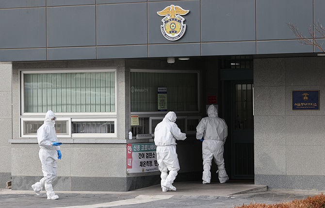 Health workers clad in protective gear enter Dongbu Detention Center in southeastern Seoul on Jan. 3, 2021. (Yonhap)