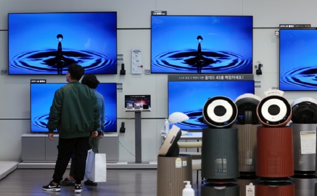 OLED televisions by LG Electronics Co. are on display at an electronics store in Seoul on Oct. 12, 2021. (Yonhap)