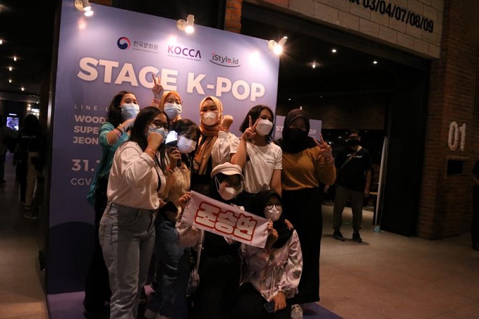 Indonesian K-pop Fans Flock to CGV Cinema to Enjoy Online Concert