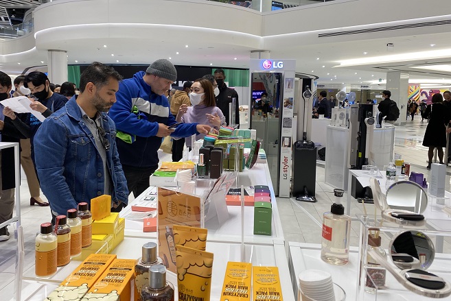 Korean Consumer Goods Attract Americans at Major U.S. Shopping Mall