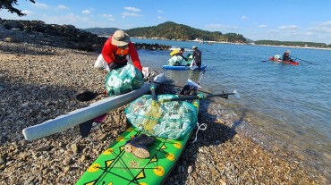 S. Chungcheong Province Hosts Marine Waste Plastic Hunting Event with Kayakers