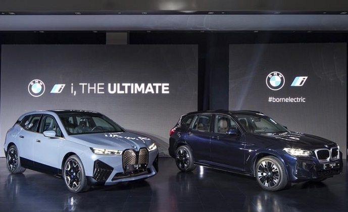 This file photo provided by BMW Korea shows the all-electric ixDrive50 flagship SUV (L) and iX3 midsized SUV during a media event held at the BMW Driving Center in Incheon, 40 kilometers west of Seoul. 