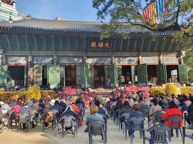 This photo, taken Nov. 7, 2021, shows people participating in a Buddhist ceremony held at Jogyesa Temple in Seoul amid eased virus curbs. (Yonhap)