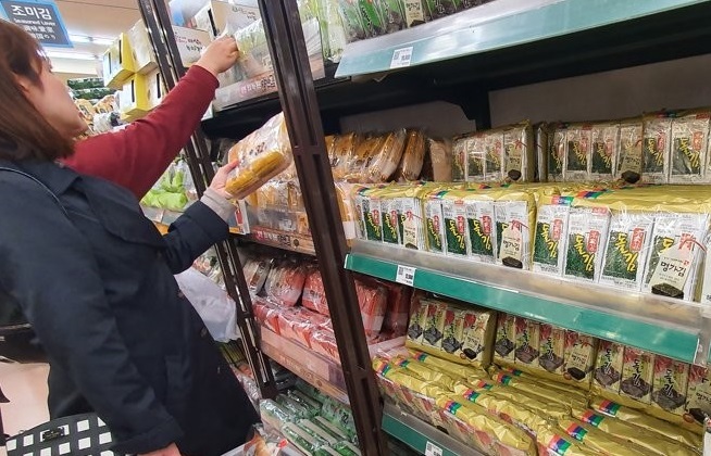 This file photo, taken Nov. 17, 2019, shows customers looking at seasoned laver products at a local discount chain store (Yonhap)