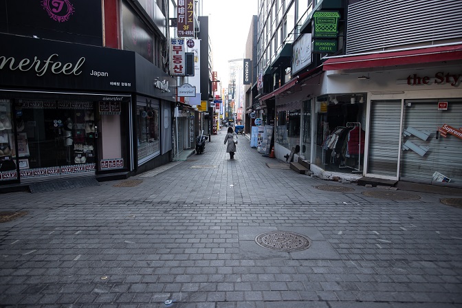 This file photo from Jan. 24, 2021, shows a street in Myeongdong, a popular tourist and shopping district in Seoul, nearly empty due to COVID-19. (Yonhap)