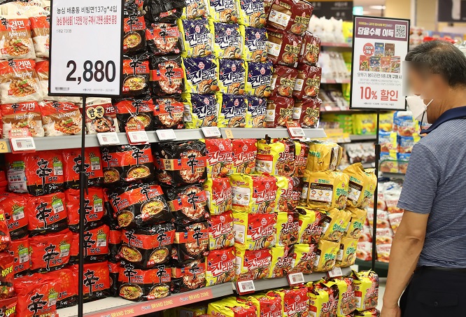This file photo shows the "ramyeon," or instant noodles, section of a retail outlet in Seoul on July 29, 2021. (Yonhap)